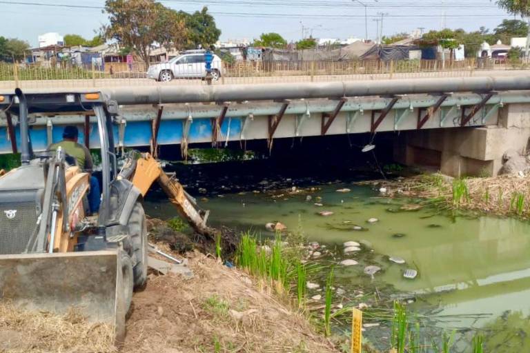 Continúa programa de limpieza de canales en Mazatlán