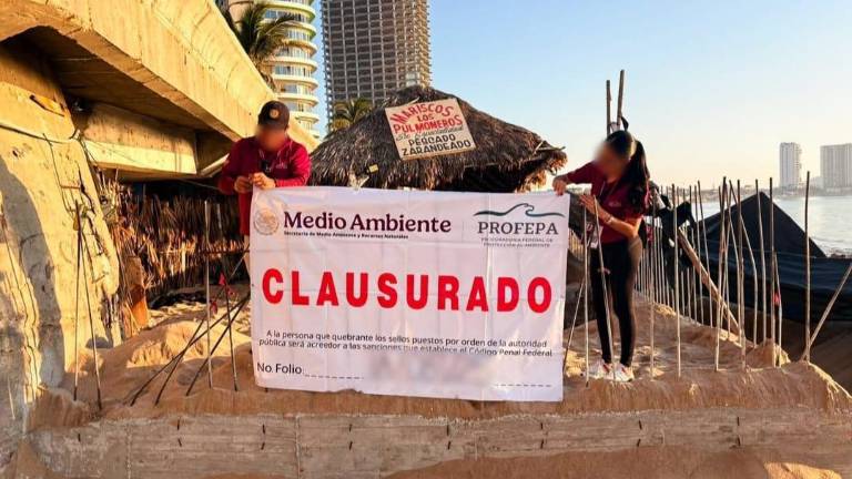 Clausura de otra construcción a orilla de la playa en Mazatlán sin contar con los permisos ambientales.