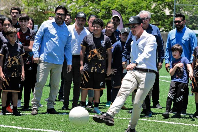 Inaugura Rommel Pacheco cancha de futbol con pasto sintético, en Culiacán