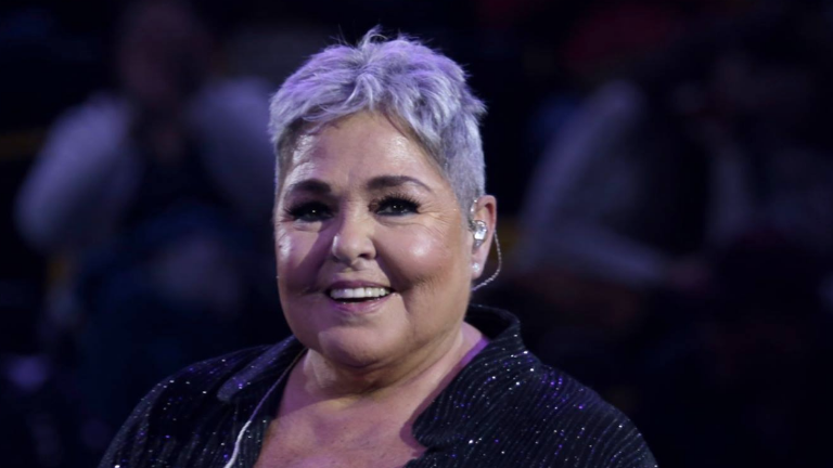 Lupita D’Alessio abandona el hospital.