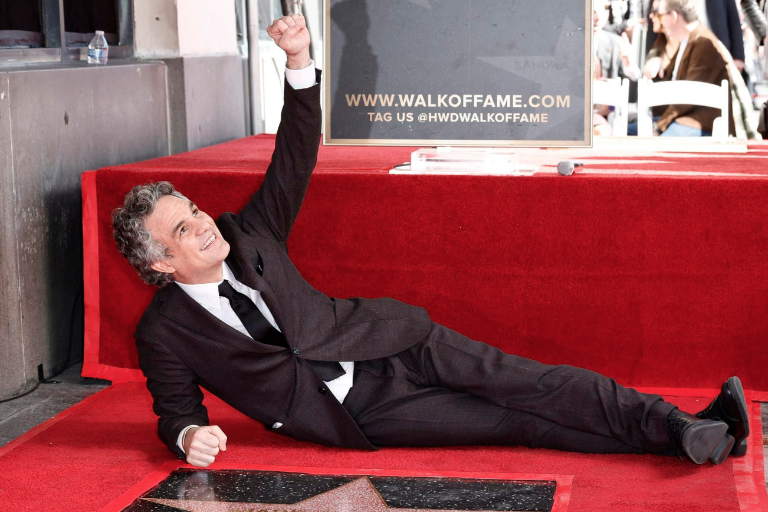 Recibe Mark Ruffalo su estrella en el Paseo de la Fama de Hollywood
