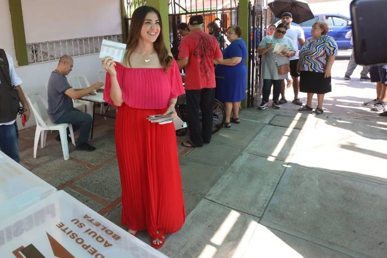 Tras el retraso por falta de funcionarios en la casilla, finalmente pudo votar Paloma Sánchez