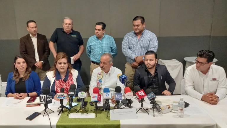 Los empresarios en la conferencia de prensa.