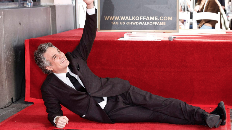 Recibe Mark Ruffalo su estrella en el Paseo de la Fama de Hollywood