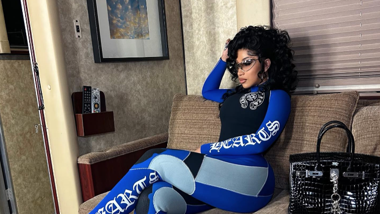 Cardi B es denunciada por una fan tras ser agredida por la artista dominicana.