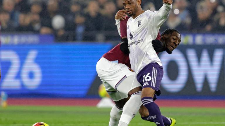 Manchester United perdió el ritmo ganador, aunque mantuvo el invicto en la era de Michael Carrick.