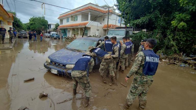 Elementos de la Secretaría de Marina realizan labores de auxilio en comunidades afectadas por inundaciones y deslaves en distintos estados de México.