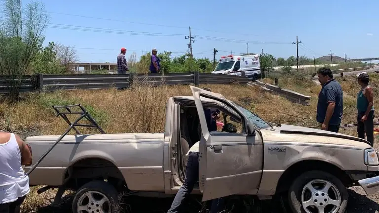 La camioneta terminó destrozada fuera de la carretera tras el accidente registrado en la México 15, en Ahome.