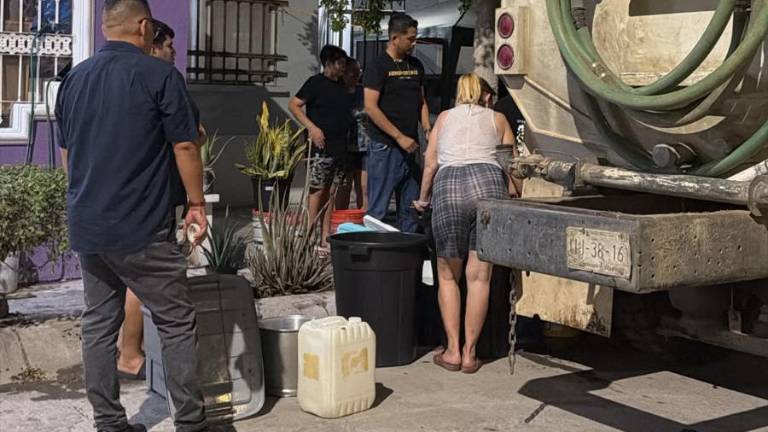 El desabasto de agua potable ha obligado a los vecinos a adquirir tinacos y contratar pipas particulares para cubrir necesidades básicas en sus hogares.