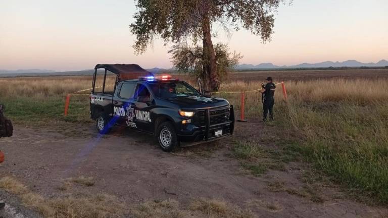 Policías municipales resguardaron la zona donde fue localizado un hombre sin vida en las inmediaciones de Tehueco.