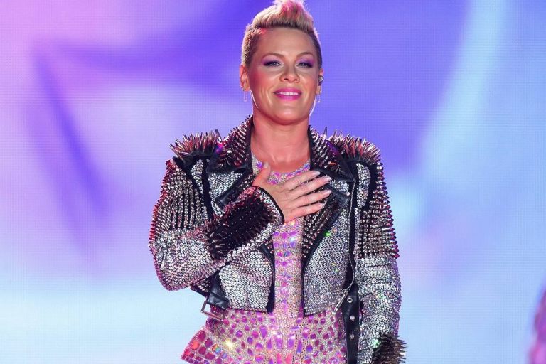 Regalará Pink libros sobre racismo e identidad sexual