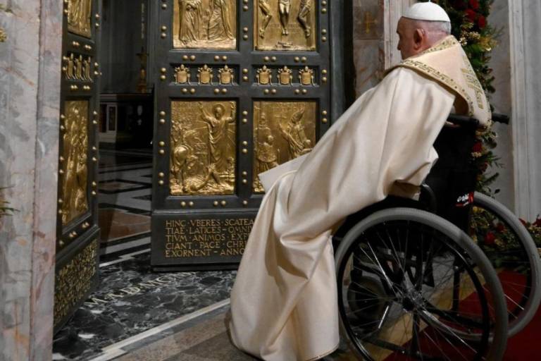 El Papa Francisco, hospitalizado por neumonía, respira sin asistencia y duerme bien, según El Vaticano