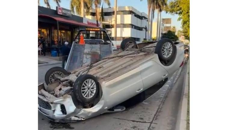 El vehículo terminó volcado cuando realizó una maniobra por un auto que se le atravesó.