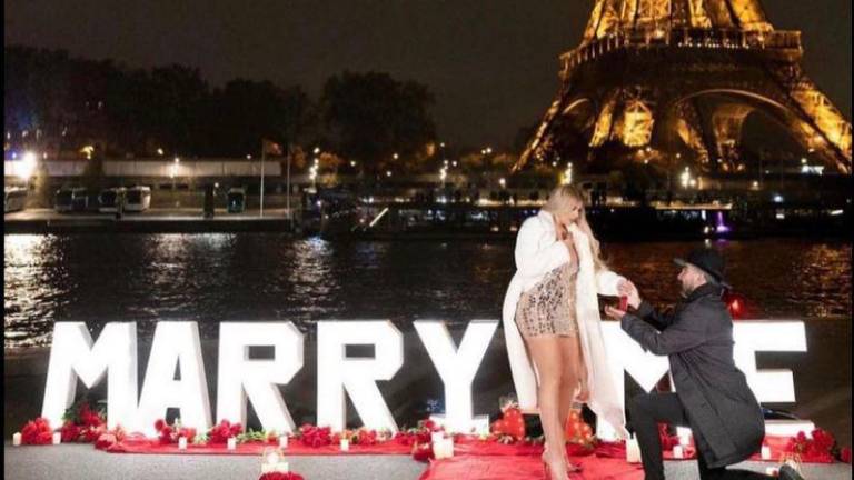 Vicente Fernández Jr. entrega anillo de compromiso a su novia en París.