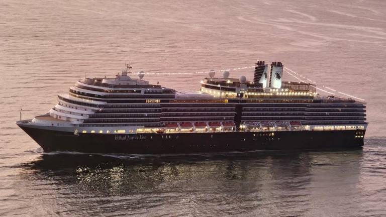 Entrada de uno de los tres cruceros turísticos que arribaron este miércoles a Mazatlán.