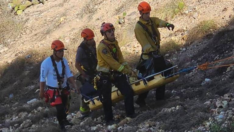 Rescatistas de Bomberos Mazatlán bajaron ala zona rocosa con maniobras de descenso asistido y utilizaron una canastilla de rescate para extraer el cuerpo.