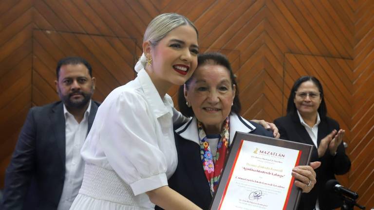 María Graciela Toledo García de la Cadena recibe el Premio al Mérito Femenino de parte de la Alcaldesa de Mazatlán, Estrella Palacios Domínguez.