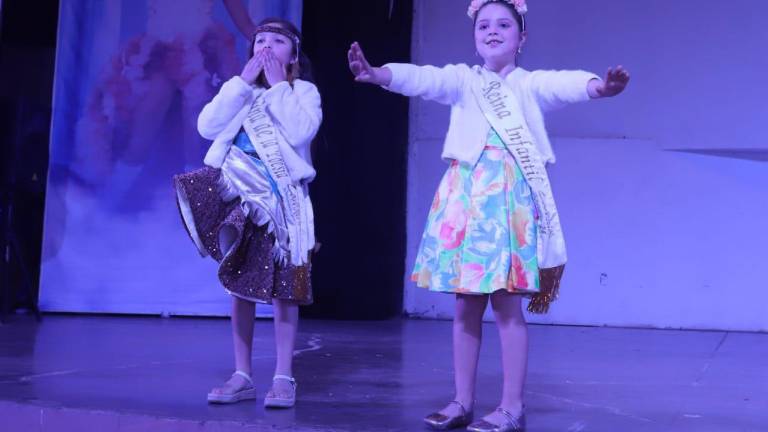 Givanna Miranda y María Paula Velarde, Reina de la Poesía y Reina Infantil del Carnaval 2024, respectivamente, saludaron a los asistentes al Baile Infantil que se celebró en el Salón Spectaculare.