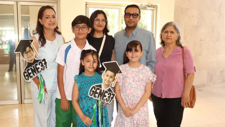 Disfrutan de su graduación, los alumnos de primaria del Instituto Senda