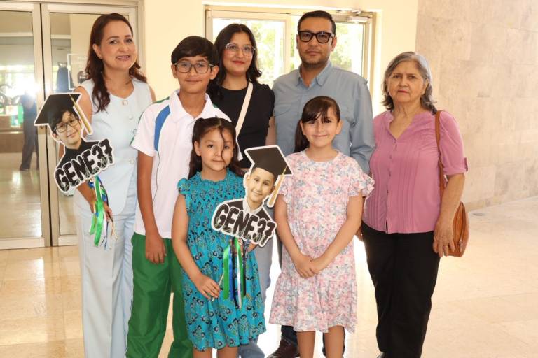 Disfrutan de su graduación, los alumnos de primaria del Instituto Senda