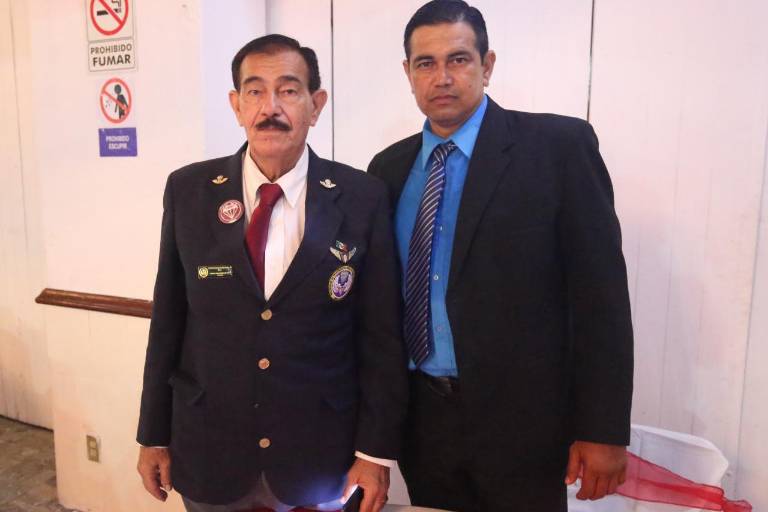 Tienen Convención de Paracaidistas Militares, Marinos y Deportivos en el puerto
