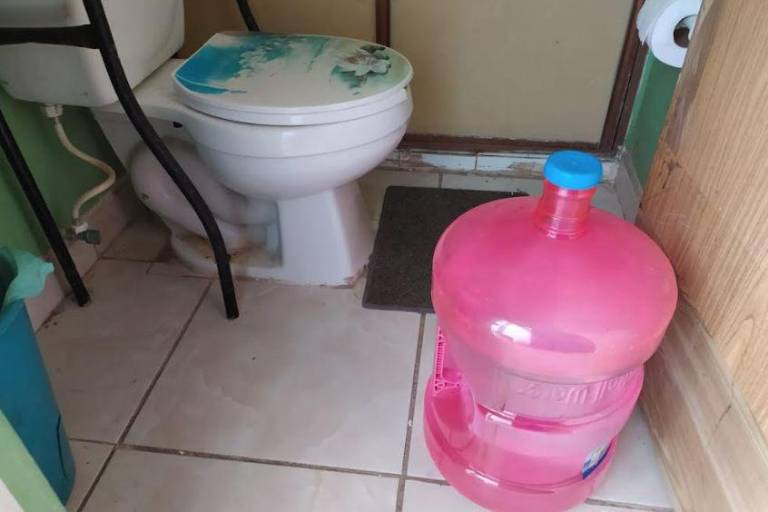 Les sale ‘caro’ el desabasto de agua a los ciudadanos en Mazatlán; compran garrafones y más garrafones