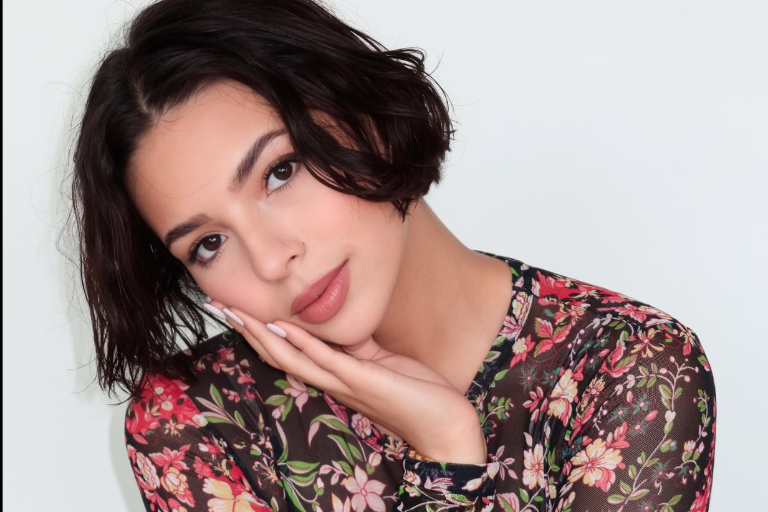 Rinde Ángela Aguilar tributo a Flor Silvestre y a México