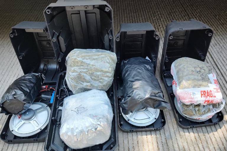 Aseguran en Culiacán paquetes de mariguana ocultos en cuatro bocinas