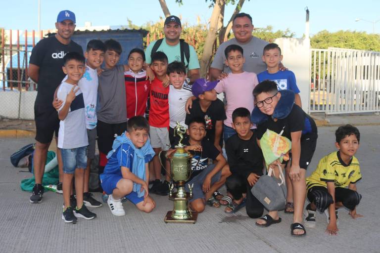 Selección Osos de Mazatlán regresa al puerto con el campeonato estatal