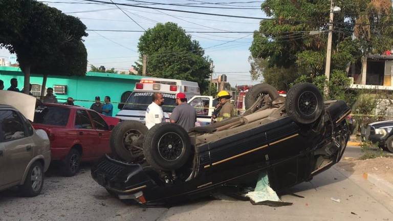 En la Colonia Constitución de Mazatlán, un choque entre dos vehículos termina en volcadura