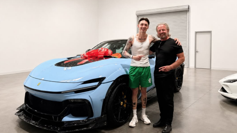 Peso Pluma adquiere exclusivo Ferrari.
