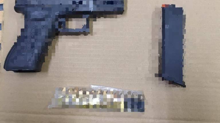 Durante la intervención, los agentes localizaron en una mochila un arma corta con un cargador abastecido con 14 cartuchos útiles.