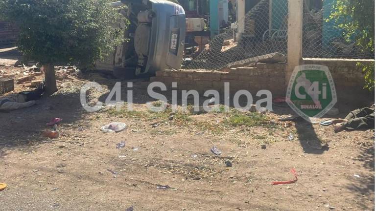 Un vehículo terminó en el interior de una vivienda en el poblado Mojolo, en El Burrión, en Guasave.