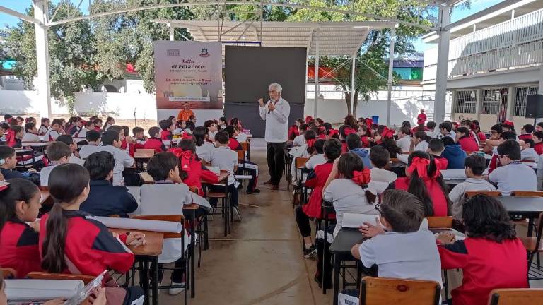 El doctor Enrique Villa Rivera ofrece una actividad lúdica que conjugó el juego y el aprendizaje a niños de primaria.