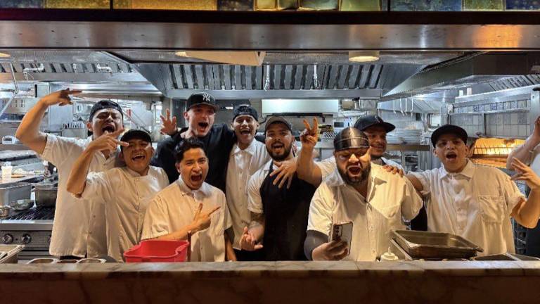 El cantante entró hasta la cocinay se tomó foto con el personal.