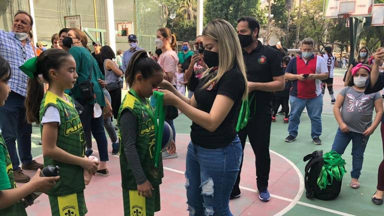 Karem de Jesús Beltrán Velarde premia a los presentes.