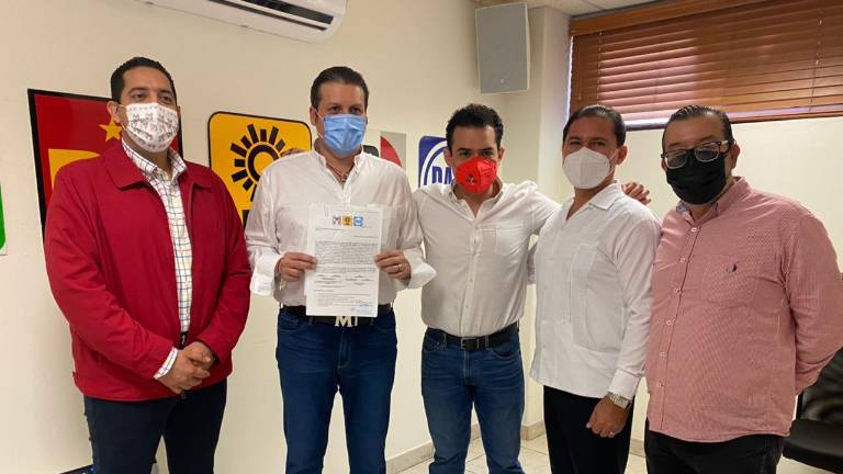 Mario Zamora Gastélum se registra como candidato al Gobierno de Sinaloa acompañado de los dirigentes del PRI, PAN Y PRD.