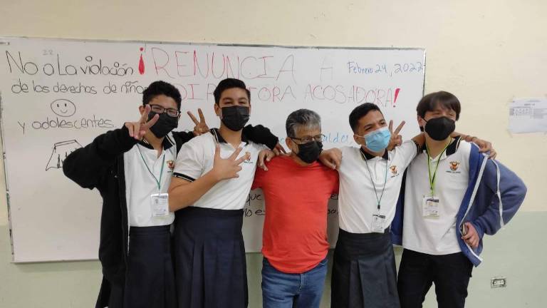 Jóvenes protestan contra revisión de uniformes