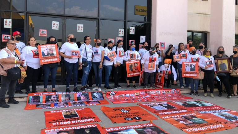 Colectivo de búsqueda asiste a proyección de cuerpos no identificados en la FGE.