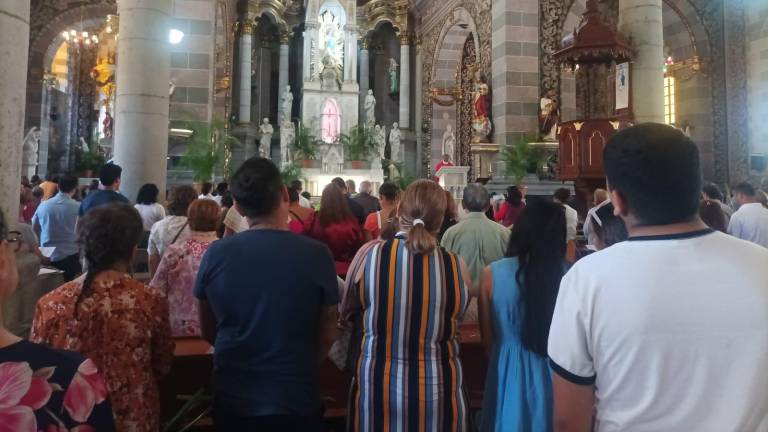 Durante la misa la Catedral de la Inmaculada Concepción lució abarrotada de fieles.