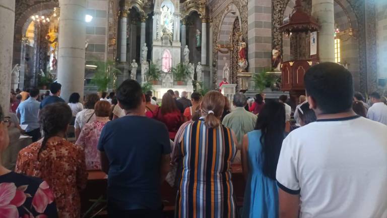 Durante la misa la Catedral de la Inmaculada Concepción lució abarrotada de fieles.