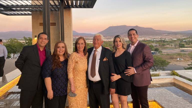 Omar, Diana Elisa, Isis Annel y Jesús Antonio comparten la dicha de sus padres.