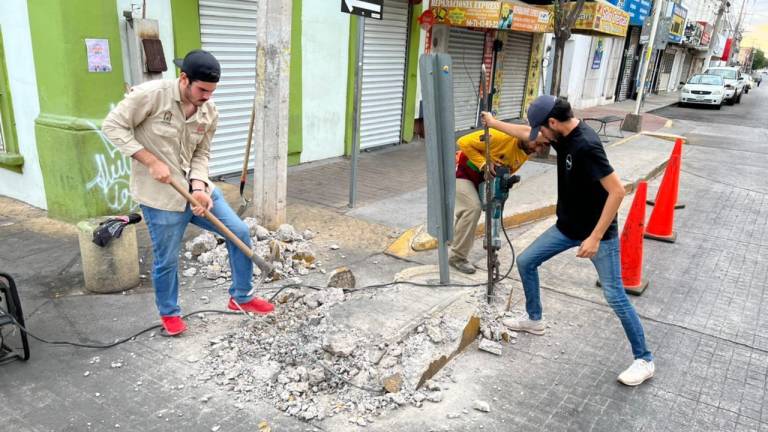 Retiran en Culiacán isleta de concreto en la calle Morelos, a solicitud de comerciantes del Centro