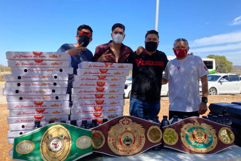 ‘Zurdo’ Ramírez y Pacho reparten alimentos en el Hospital General de Mazatlán