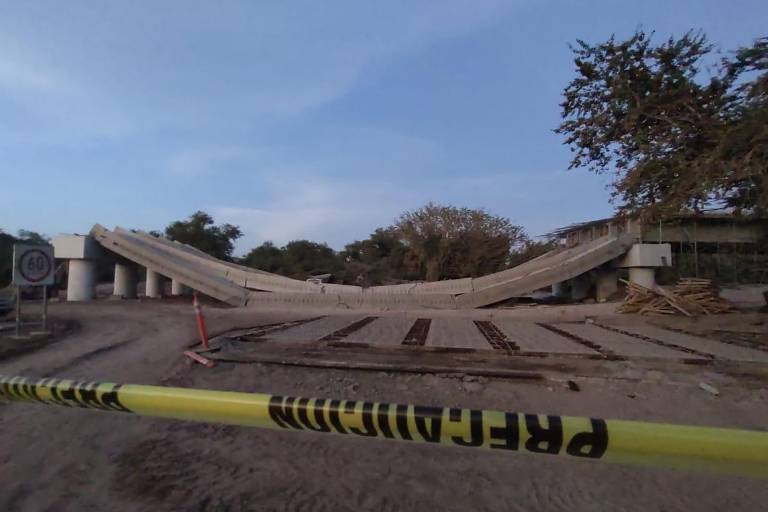 Colapsan vigas de un tramo del puente El Quelite, en Mazatlán