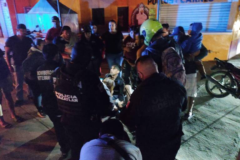 Auto derriba a padre e hijo que viajaban en moto, en Mazatlán