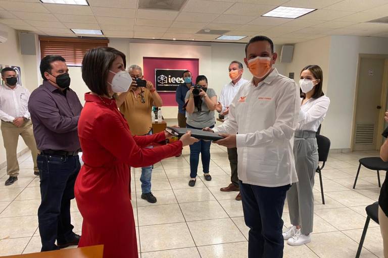 Respaldado por un centenar de simpatizantes, Sergio Torres se registra ante el IEES