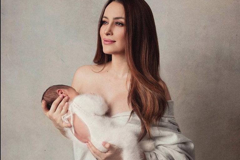 Comparte Cynthia Rodríguez la primera foto de su hijo León