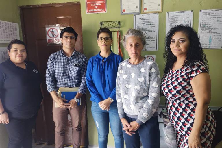 Atienden a extranjera varada en el aeropuerto de Mazatlán; buscan a sus familiares