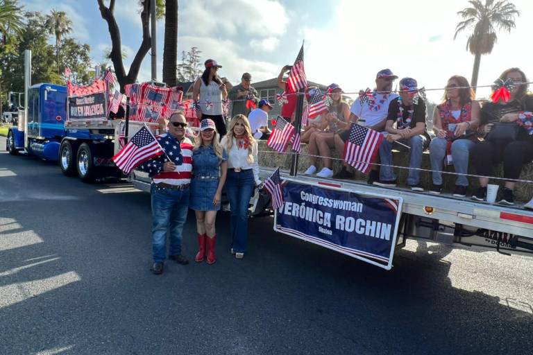 Diputada sinaloense, Verónica Avilés, participa en desfile de Independencia en Ontario, Estados Unidos